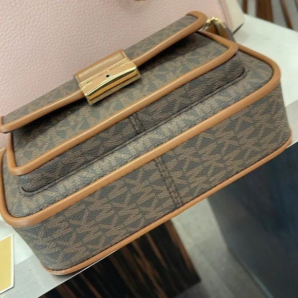 Michael Kors Bradshaw Medium Signature Logo Messenger Bag
Brown 
NWT - Picture 14 of 16